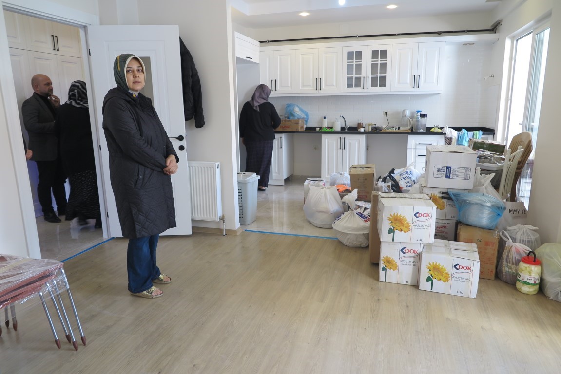 Yerinde dönüşüm projesinde yeni evine taşınan çift devlete dua etti