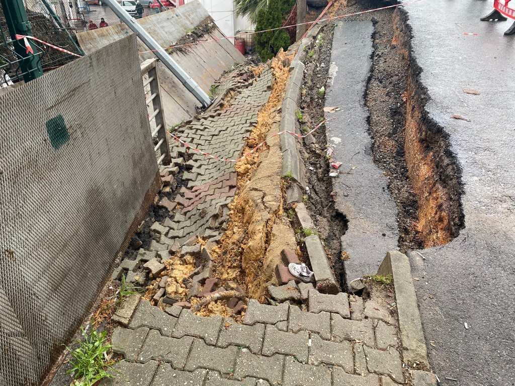 Ataşehir’de benzin istasyonunun duvarı çöktü