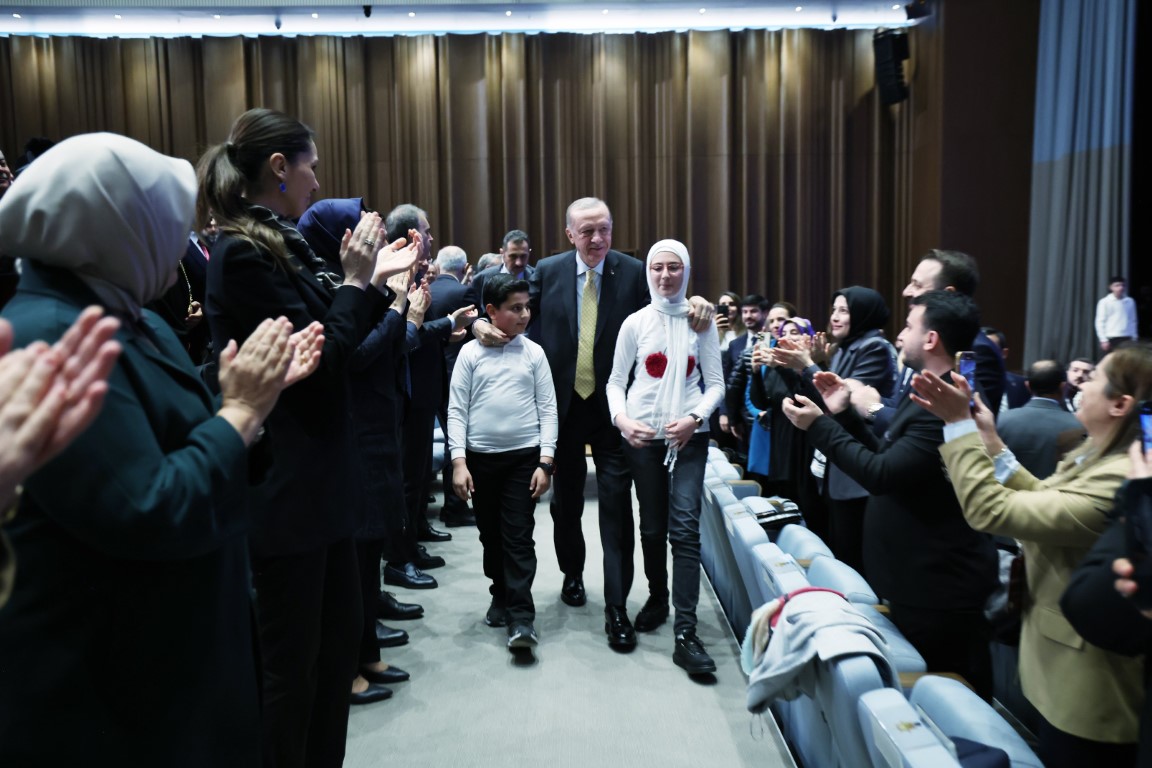 Cumhurbaşkanı Erdoğan: “Eli kanlı Baas rejiminin sona ermesiyle birlikte inşallah Suriye’de huzura ve güvenliğe giden yolun kapıları açılmıştır”