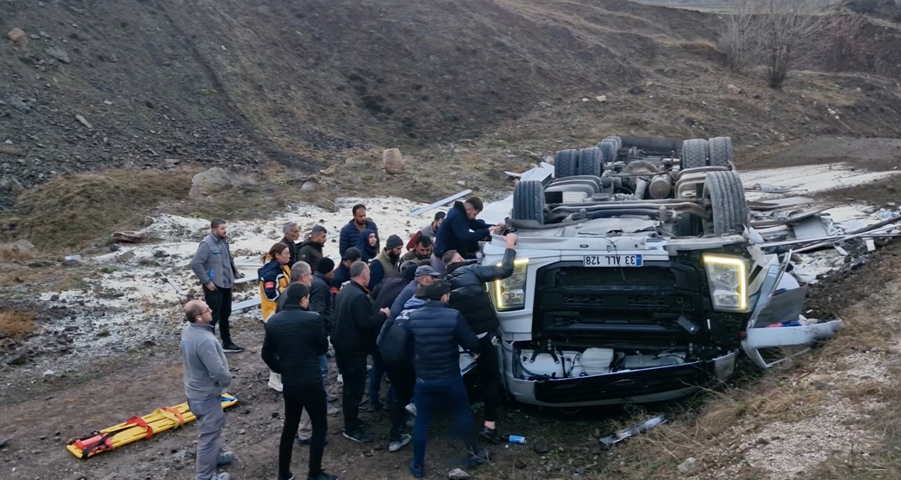 Pirinç yüklü tır şarampole devrildi!