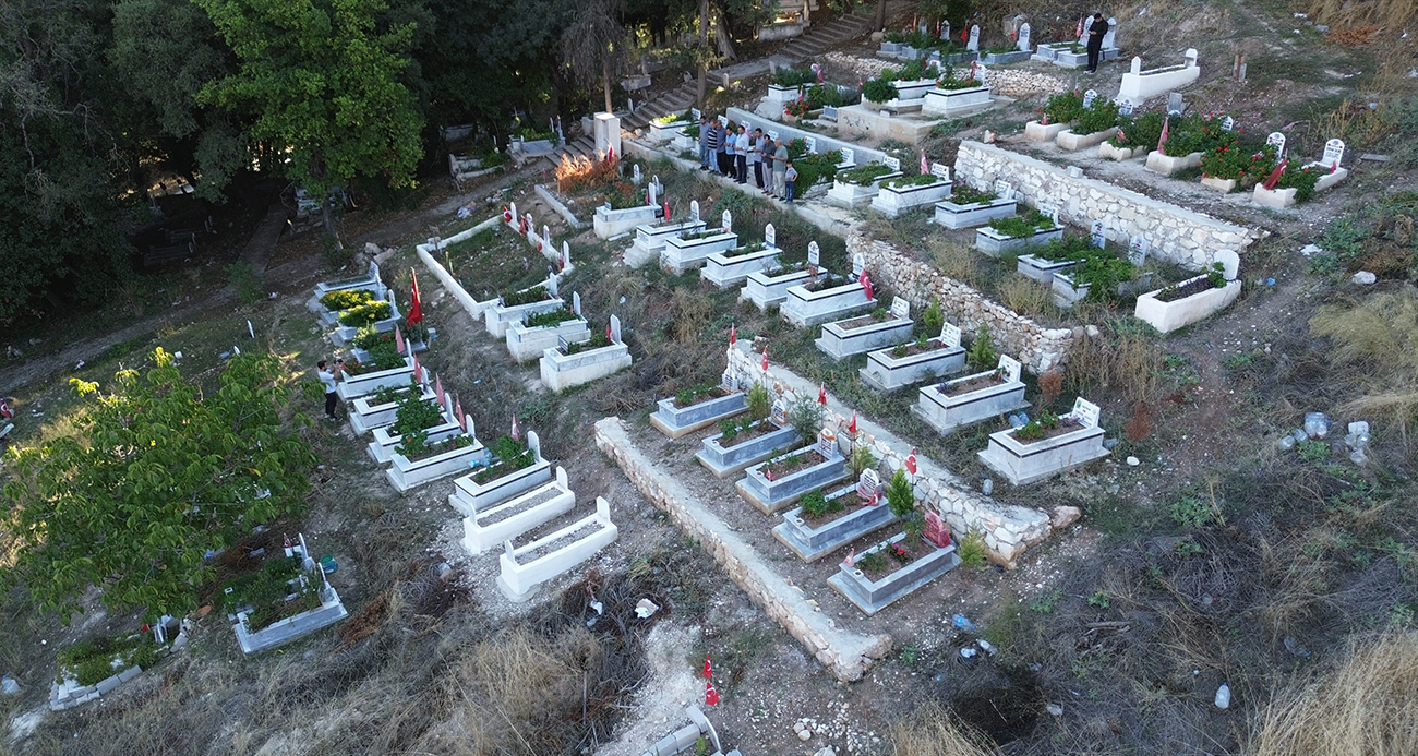 Asrın felaketi'nde depremin gerçekliğini mezarlık gösteriyor