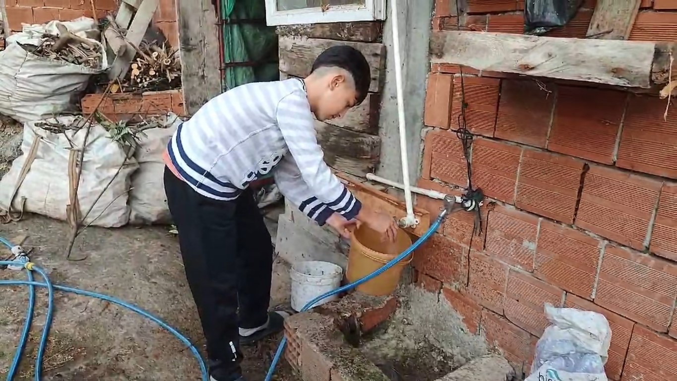 Annesi trafik kazasında yaralanınca ahır işleri ona kaldı