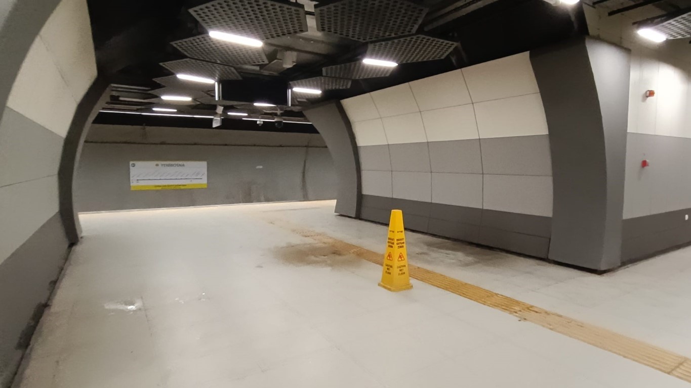 Yenibosna’da metro istasyonunun tavanından sular aktı