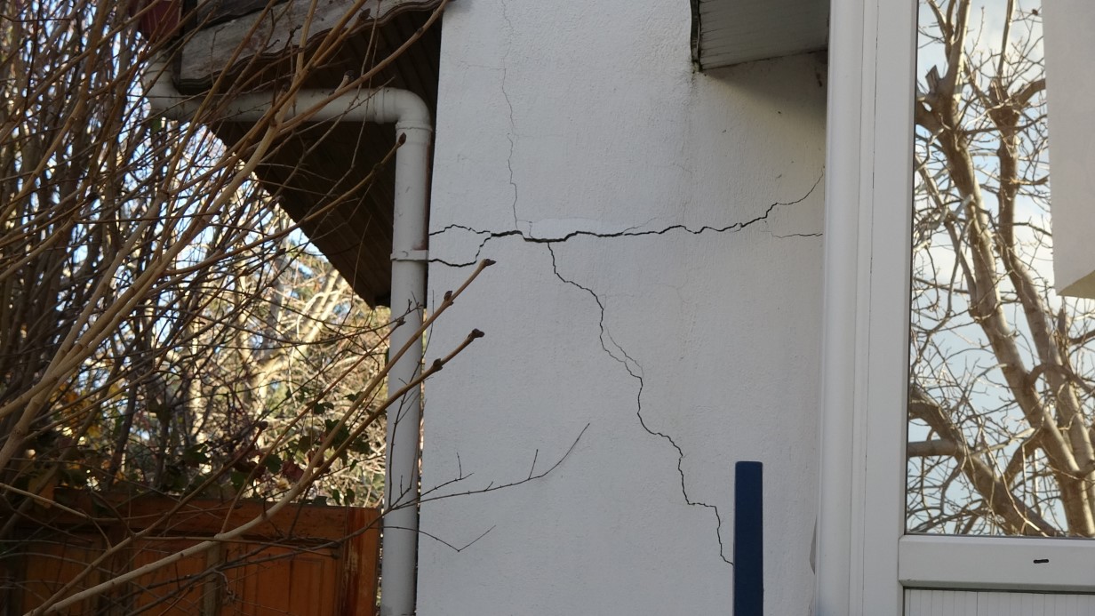 Burdur’da sokakta oluşan göçük 4 eve zarar verdi, 1 ev çökme tehlikesi nedeniyle mühürlendi