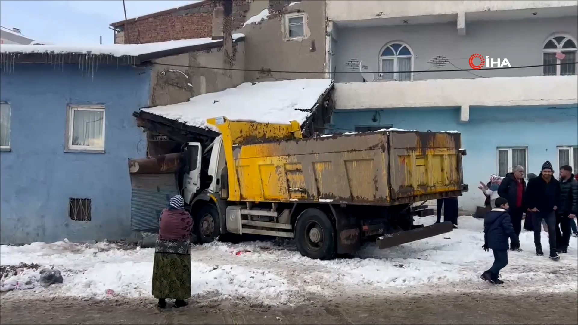 Direksiyon hakimiyetini kaybeden kamyon sürücüsü kömürlüğe böyle daldı