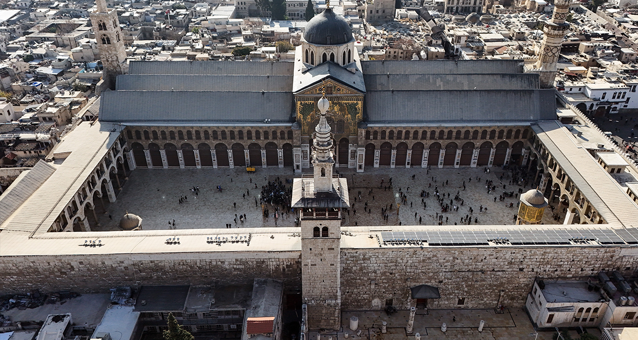 Suriyeliler Esad sonrası ilk cuma namazı için Emevi Camii'ne akın etti