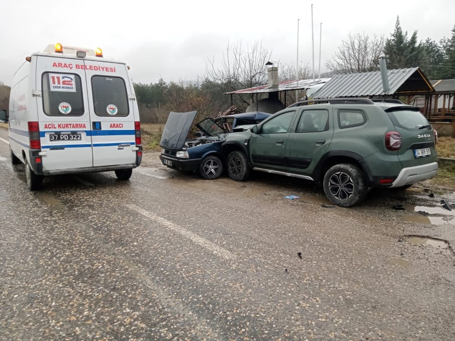 Tiyatro gösterisi için Kastamonu’ya gelen ekip kaza geçirdi: 1’i ağır 4 yaralı