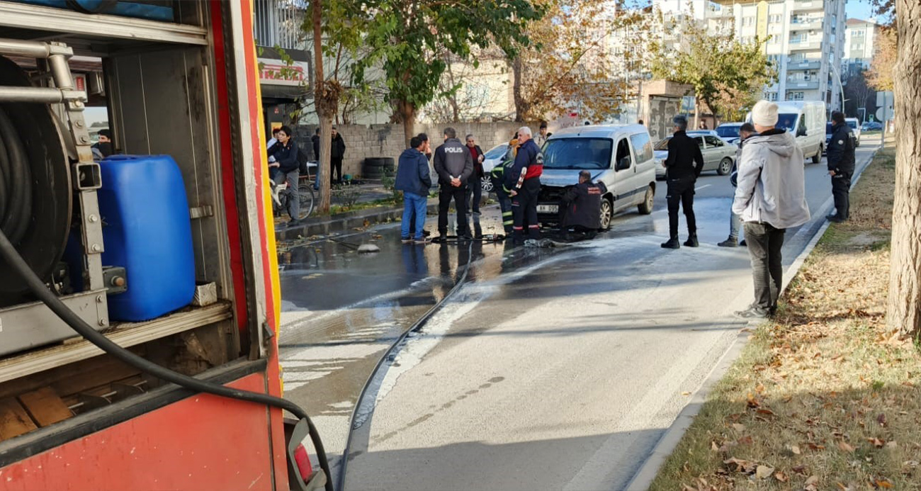 Seyir halindeyken yanan otomobili itfaiye söndürdü