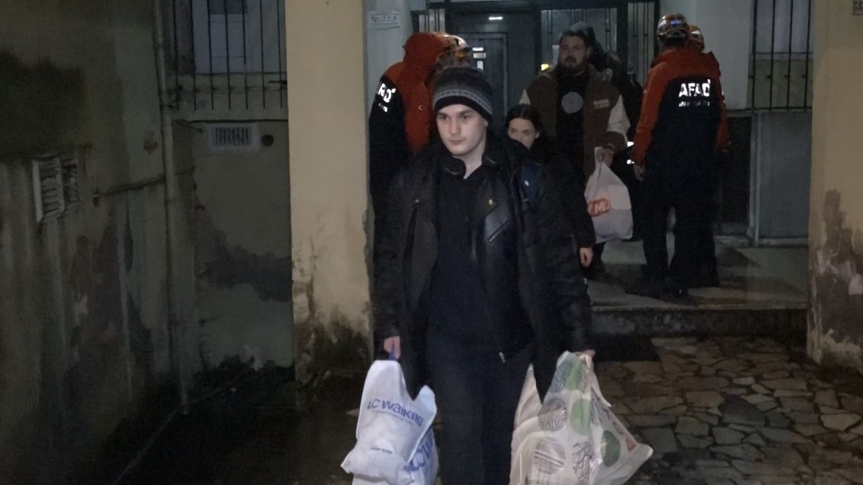 Rize’de fırtınadan dolayı sallanan bina tahliye edildi