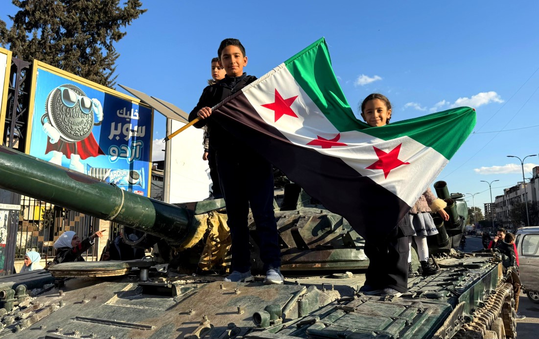 Esad'ın tankları çocuklara oyuncak oldu