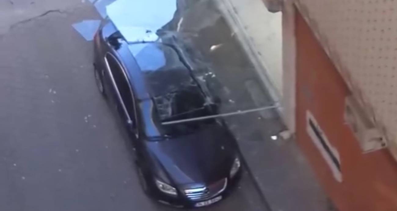 Mardin’de şiddetli rüzgar nedeni ile cam aracın üzerine düştü