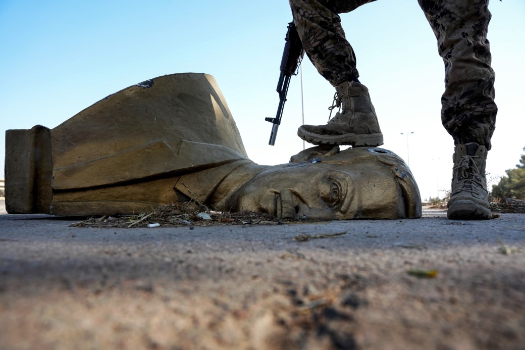 Suriye'de zulmün simgesi Esad heykelleri postallar altında