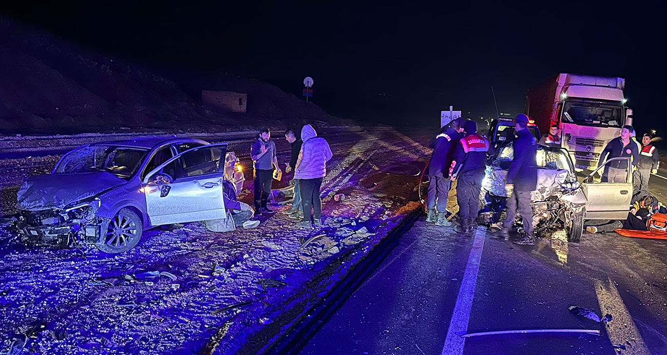 Kafa kafaya çarpışan iki otomobil hurdaya döndü: 1 ölü, 6 yaralı