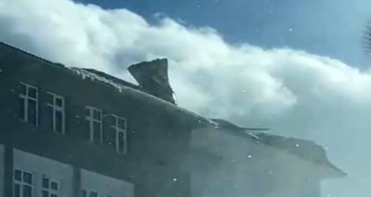 Karlıova’da fırtına çatıyı uçurdu