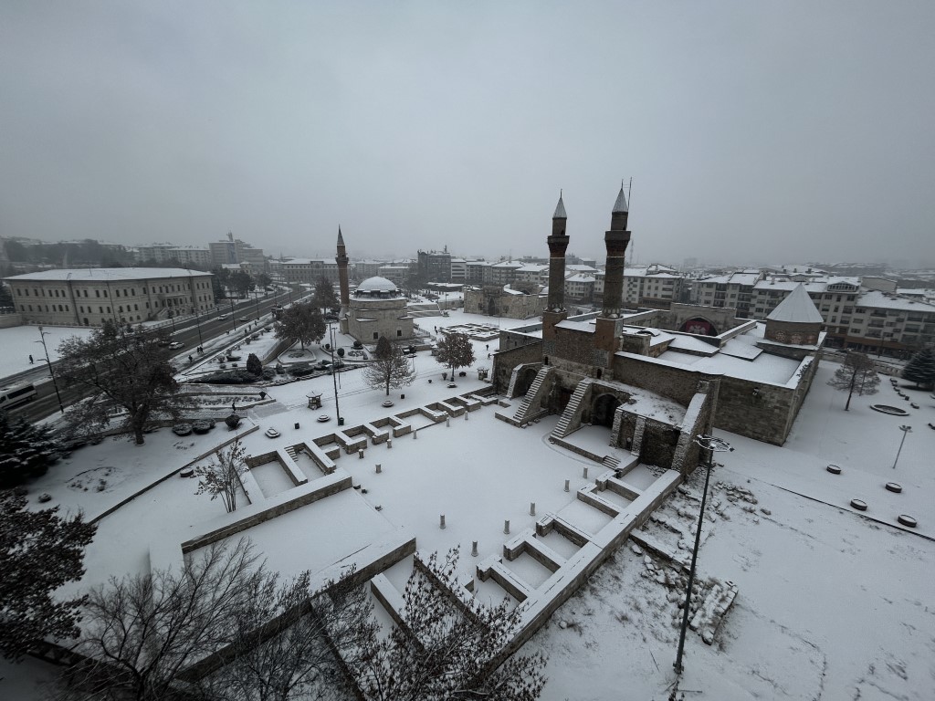 Sivas güne beyaz örtüyle uyandı, ortaya kartpostallık görüntüler çıktı