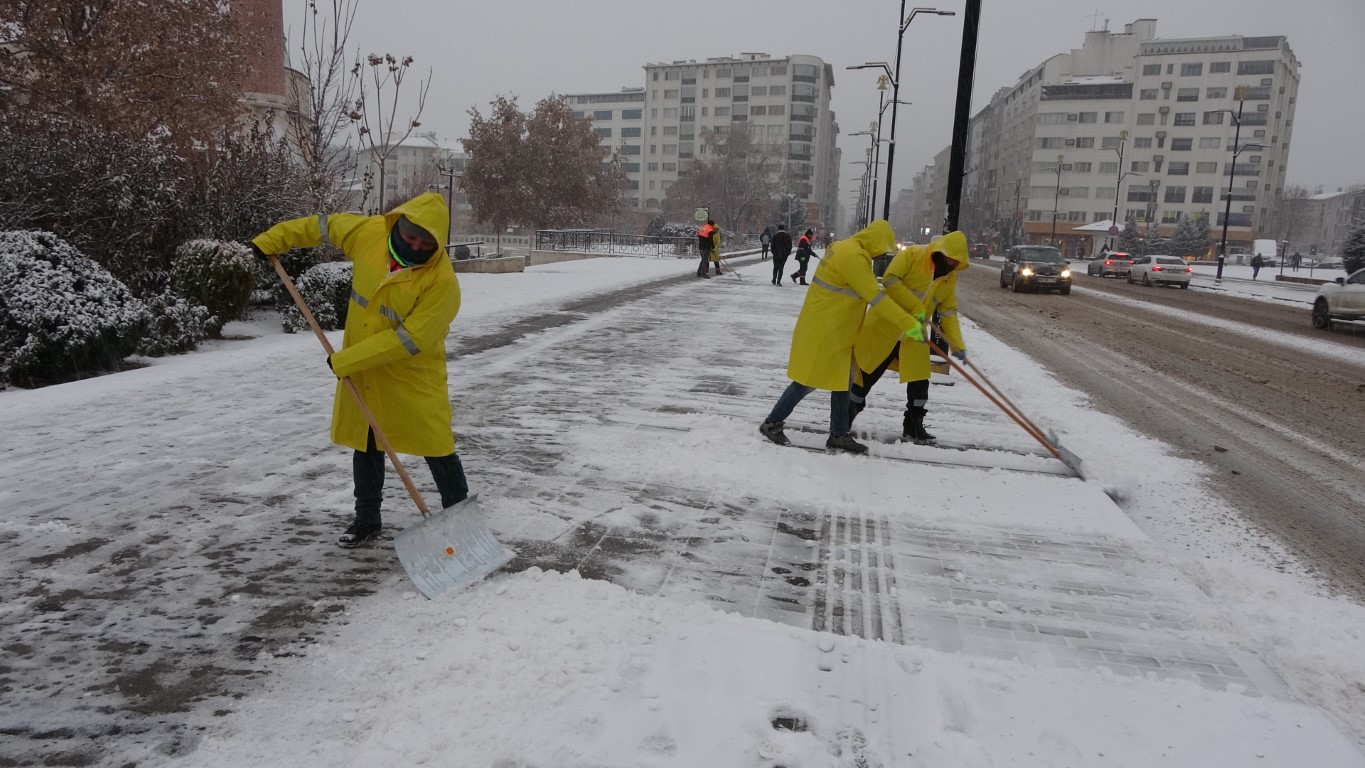 Sivas güne beyaz örtüyle uyandı, ortaya kartpostallık görüntüler çıktı