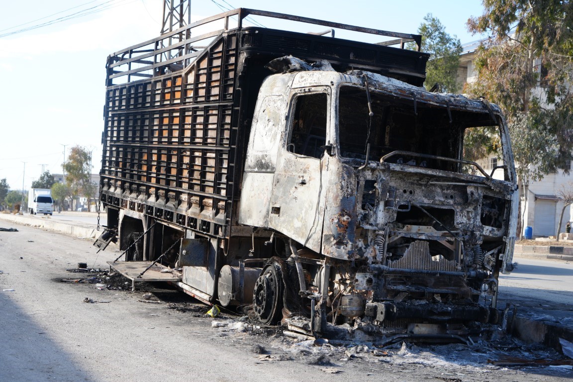 Münbiç'ten kaçan teröristler araçlarını ateşe verdi