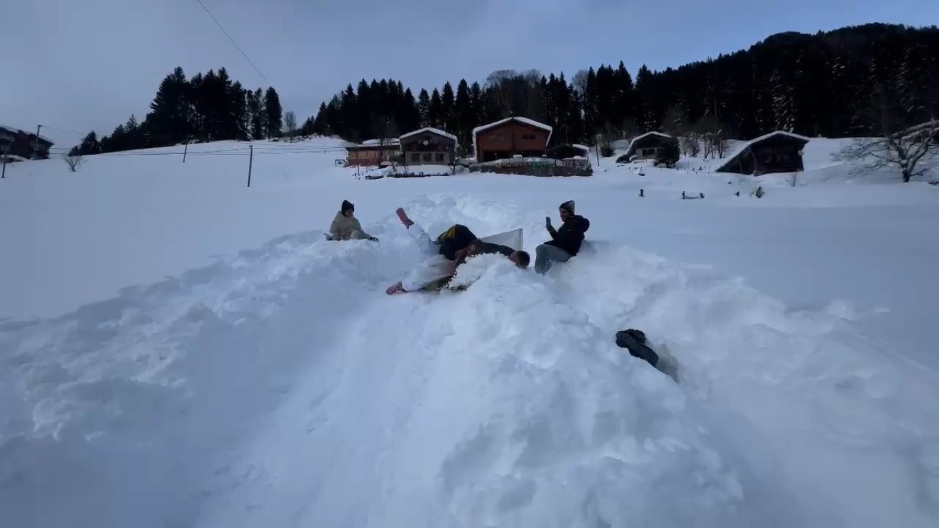 Kar keyfi yaşamak isteyen Ayder Yaylası’na koştu