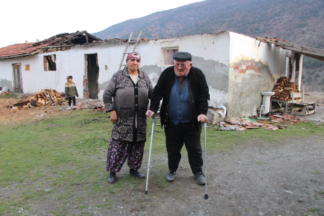 Yaşlı çift kış günü evsiz kaldı: "Sadece sırtımdaki ceket kaldı"