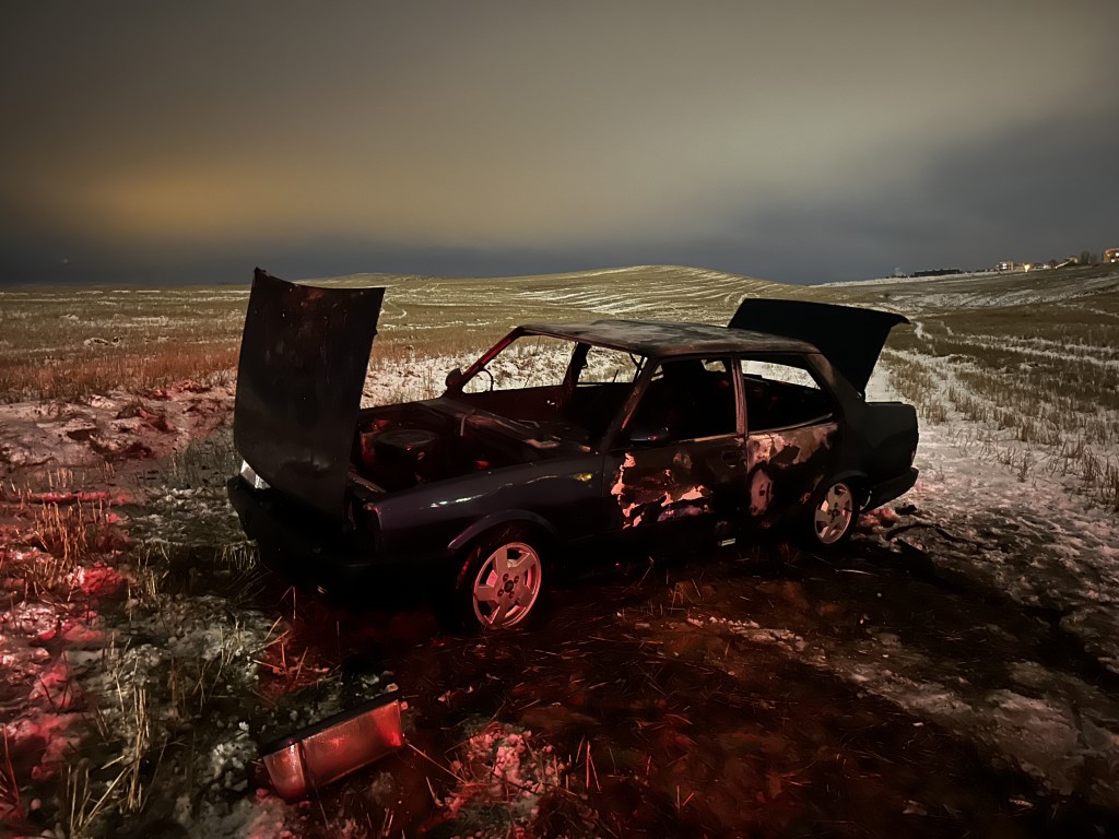 Fiat Tofaş otomobil yanarak küle döndü, araç sahibinin eşi gözyaşlarına hakim olamadı