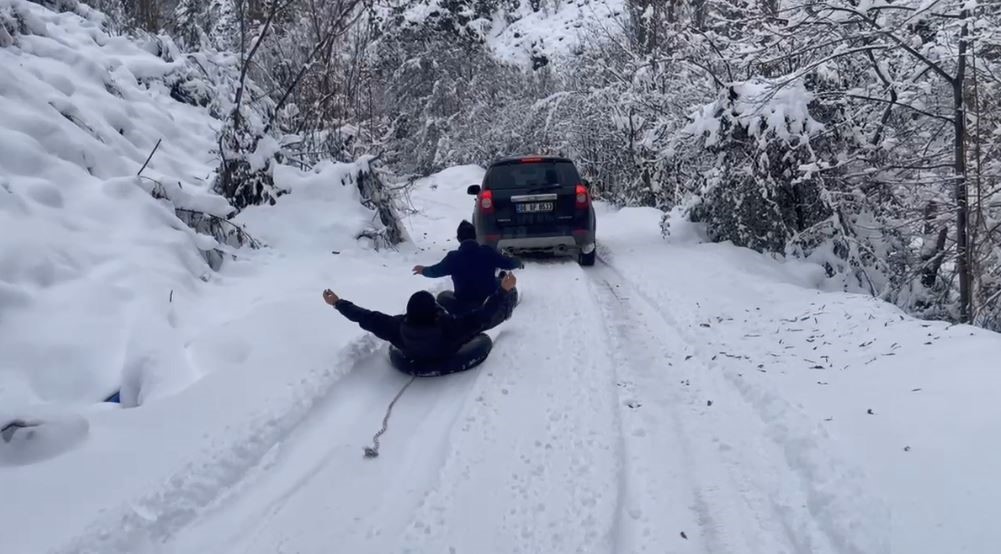 Araçlarının arkasına bağladıkları şambrel ile kayarak eğlendiler