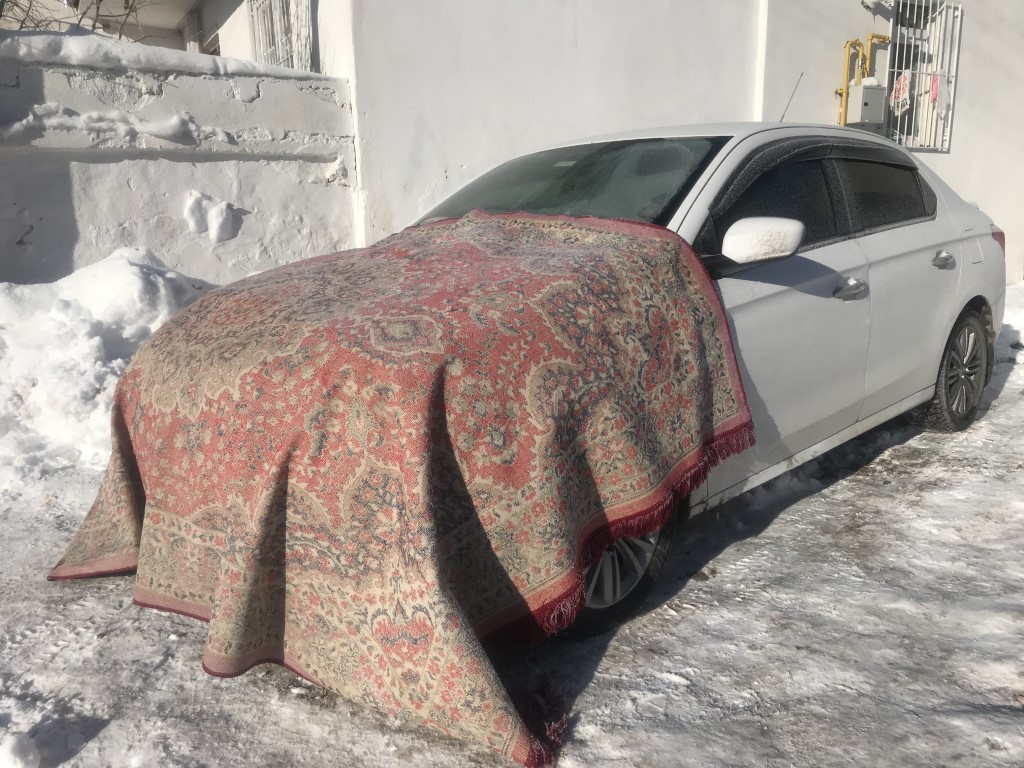 Bayburtlular eksi 15 derecede araçlarını battaniye ve halıyla koruyorlar