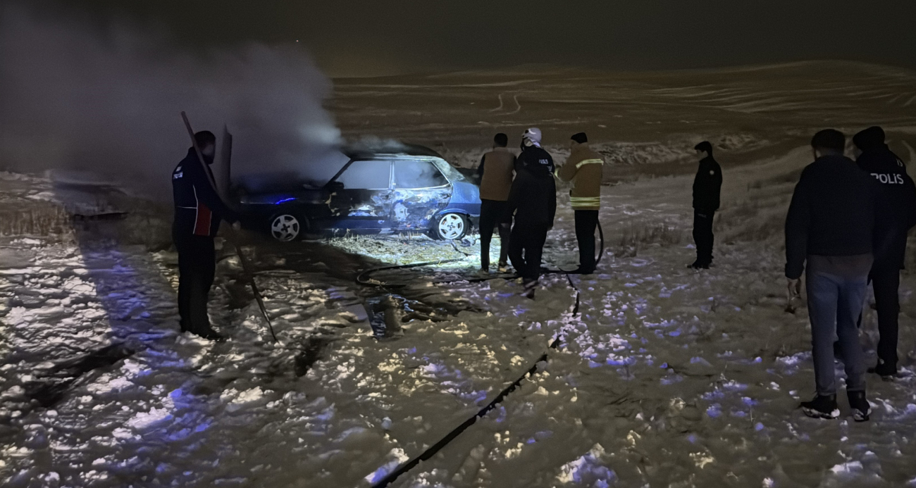 Fiat Tofaş otomobil yanarak küle döndü, araç sahibinin eşi gözyaşlarına hakim olamadı