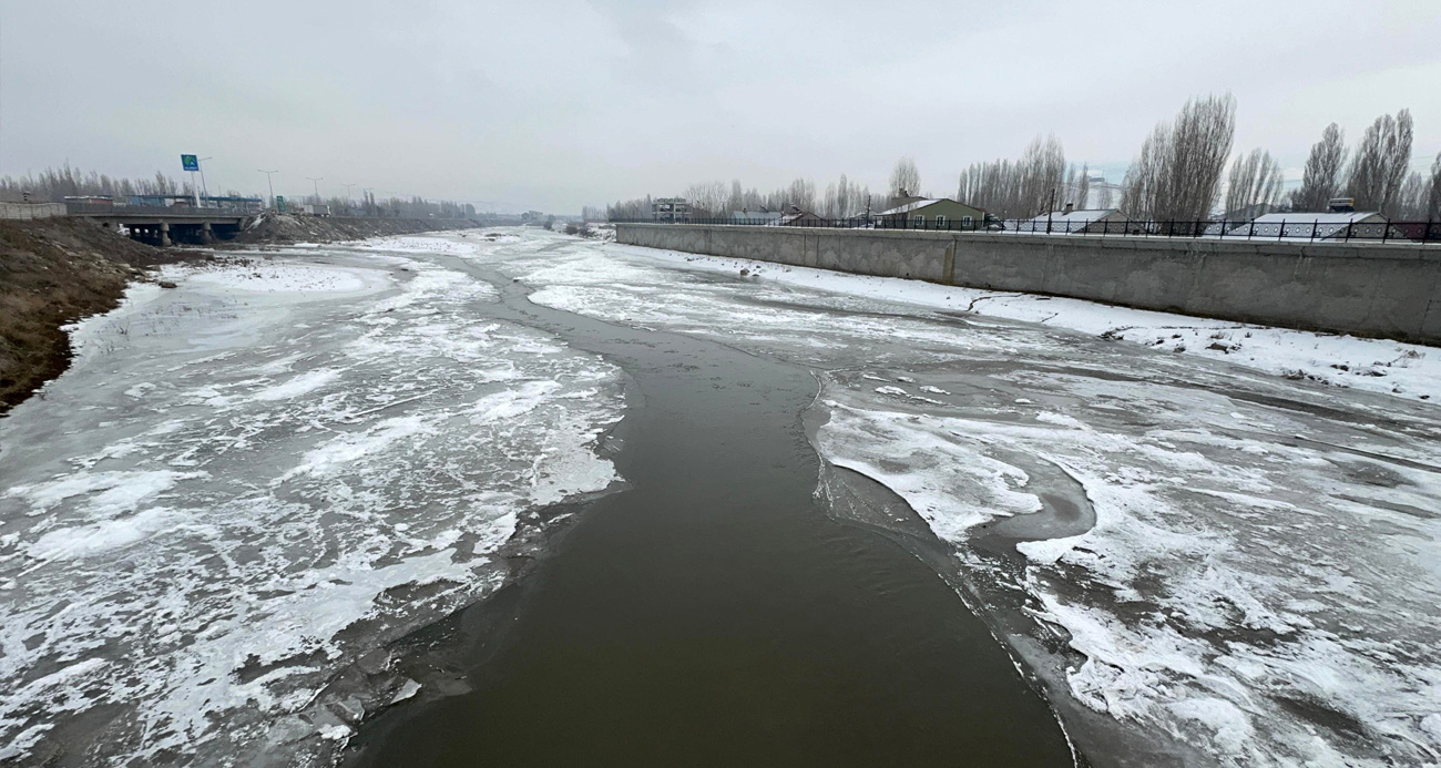 Dondurucu soğuklar nedeniyle Murat Nehri buz tuttu