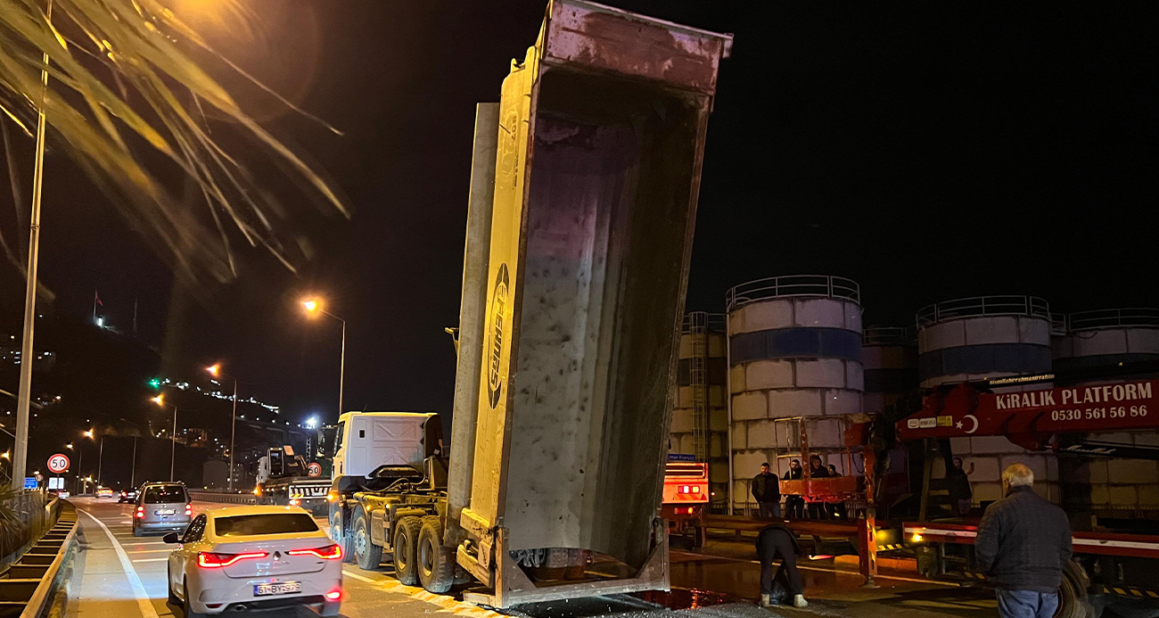 Trabzon’da seyir halindeki kamyon damperi tabelaya çarptı