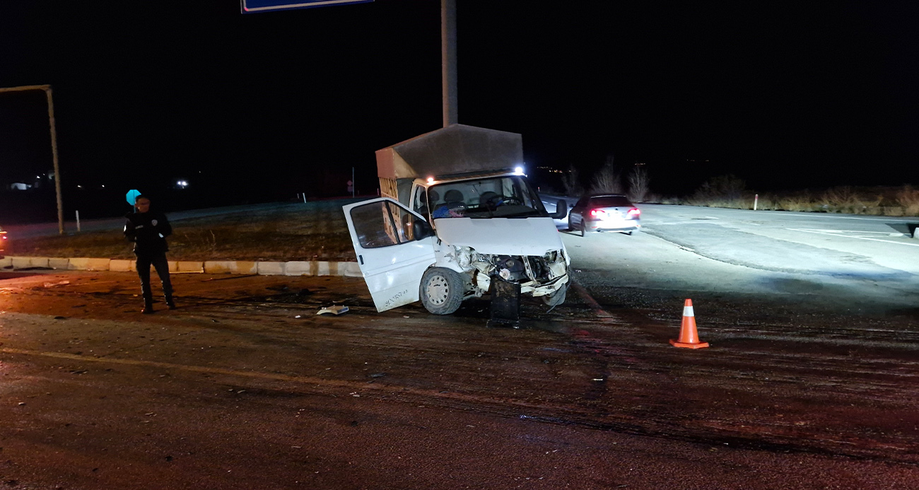 Çorum’da kamyonet ile otomobil çarpıştı: 6 yaralı