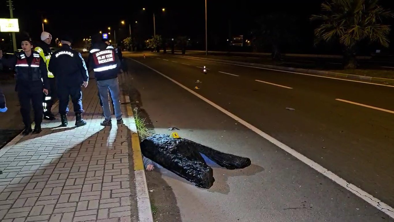 Feci kaza kamerada: Kardeşini korumak isteyen ağabey, otomobilin çarpmasıyla hayatını kaybetti