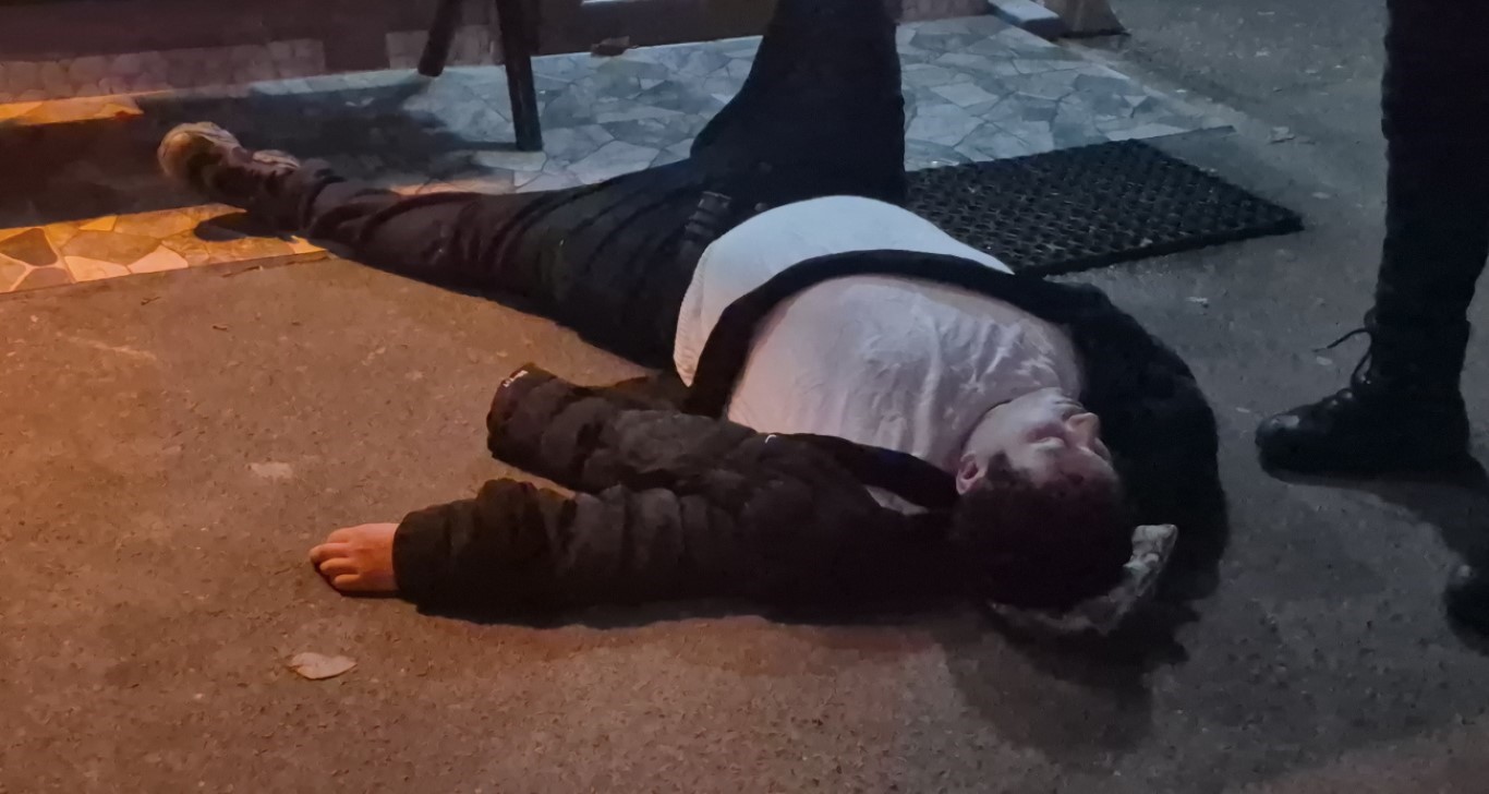 Sokak ortasında sızıp kaldı, bekçi ve polisler bir türlü uyandıramadı