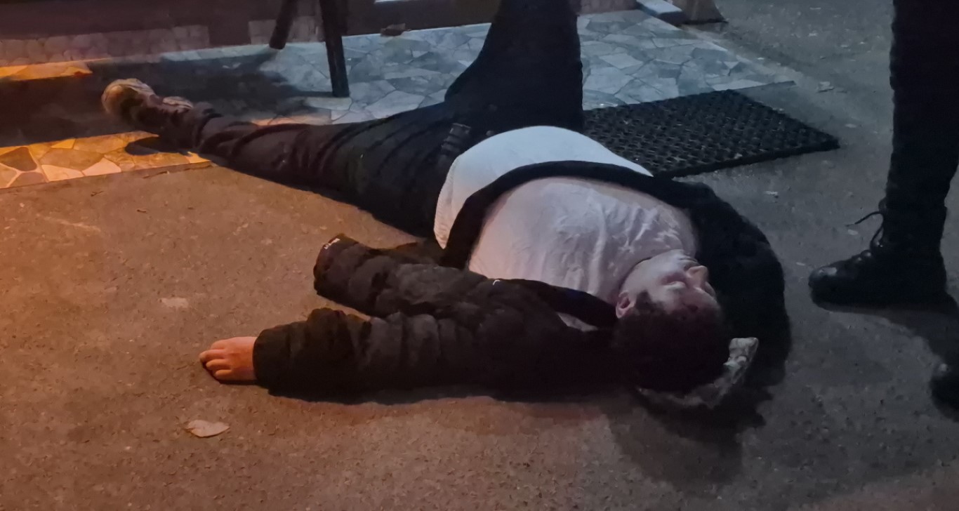 Sokak ortasında sızıp kaldı, bekçi ve polisler bir türlü uyandıramadı