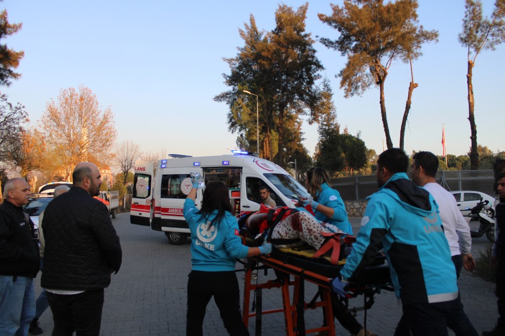 Aydın’da 2 kamyonet çarpıştı: Araçta sıkışan kadını kurtarmak için ekipler seferber oldu