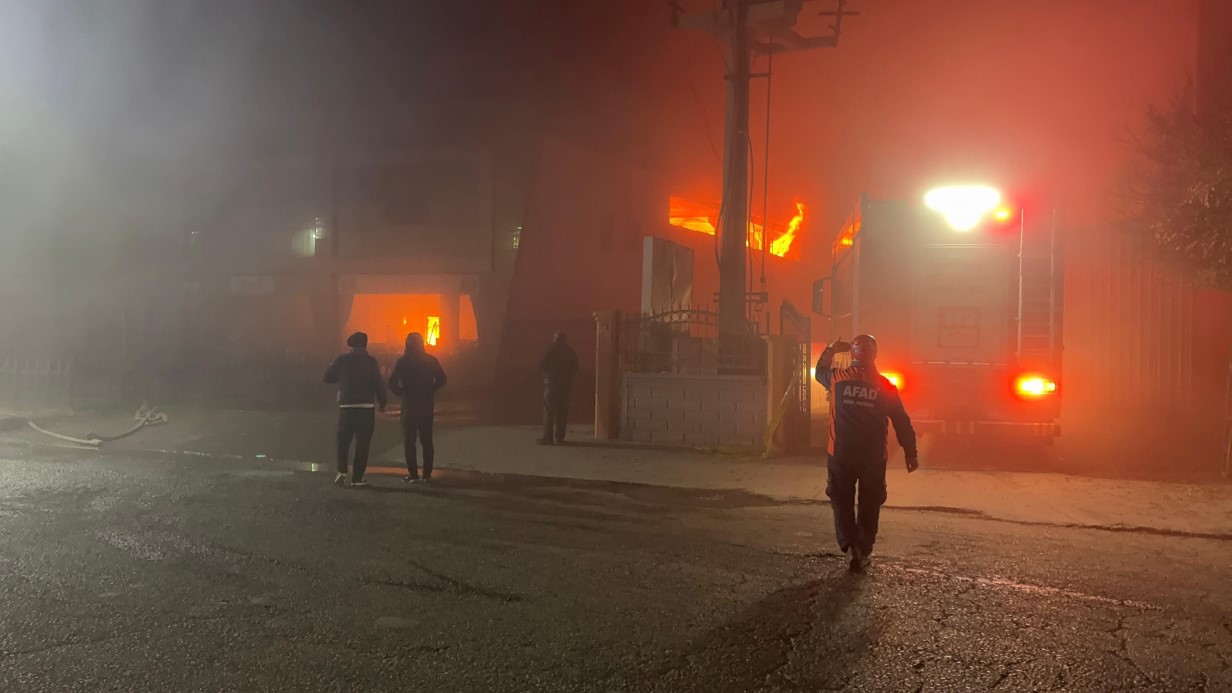 Batman’da mobilya fabrikasındaki yangın 3 saatte söndürüldü