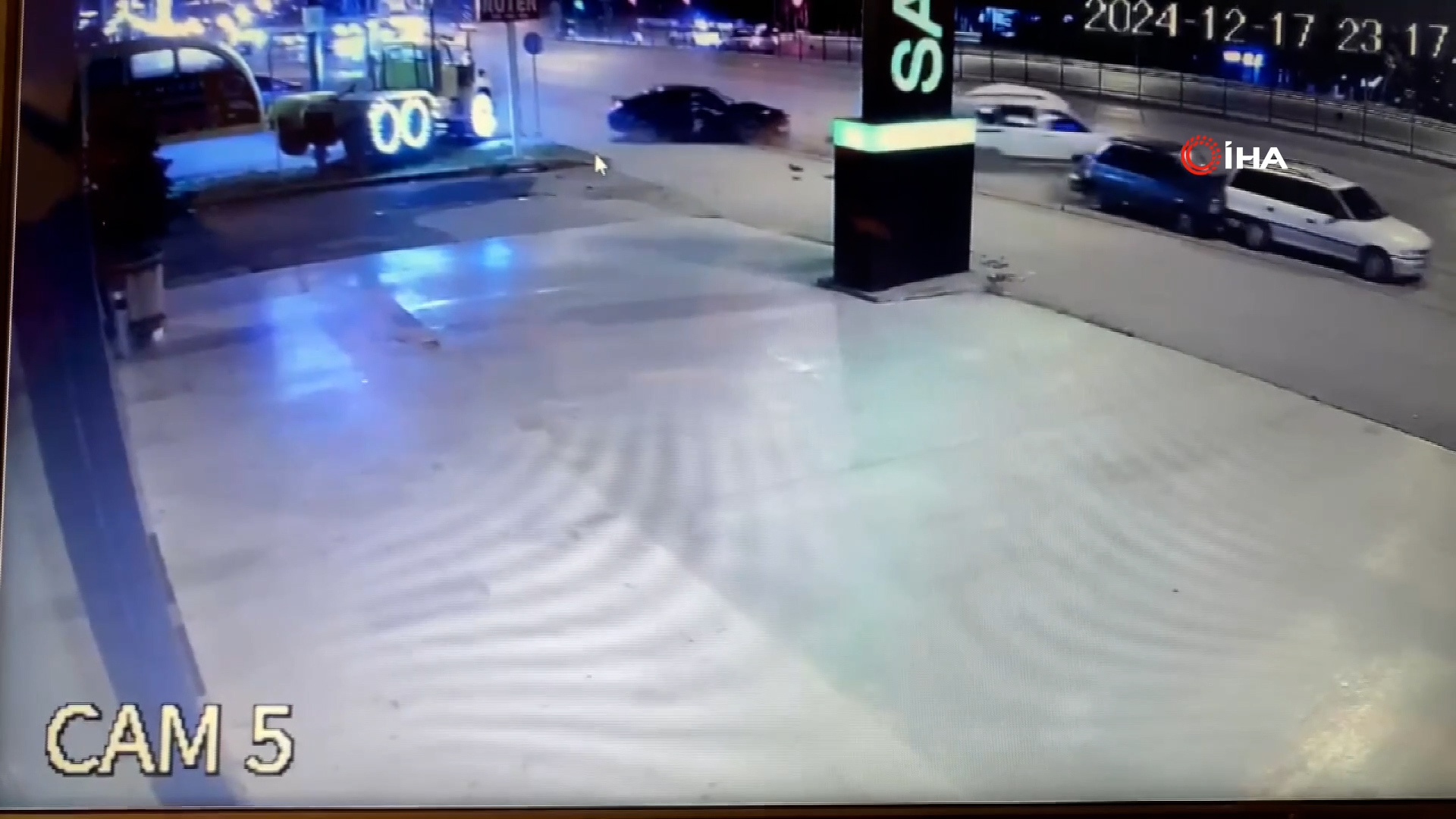 Kırmızı ışık ihlalinin neden olduğu kazada ortalık savaş alanına döndü