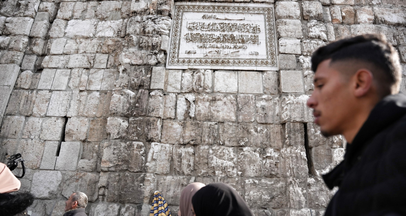 Emevi Camii'nin duvarındaki Hafız Esad'ın ismi çekiçle kazındı