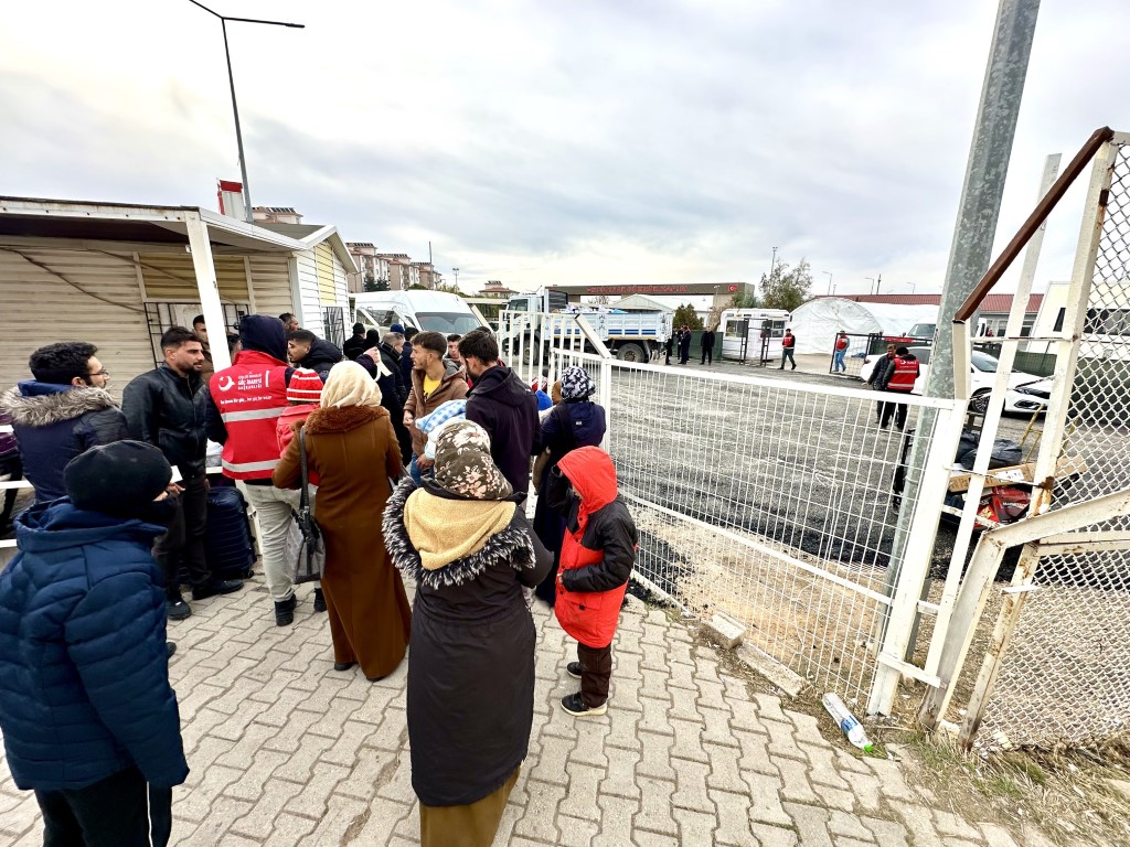 Suriyeliler Kilis Öncüpınar Gümrük Kapısı’ndan yurtlarına dönüyor