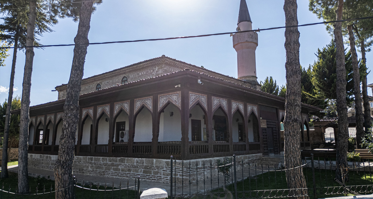 Tokat’ın Erbaa ilçesindeki 942 yıllık Silahtar Ömer Paşa Camii, çivi kullanılmadan inşa edilen ahşap yapısıyla tarihe tanıklık ediyor.