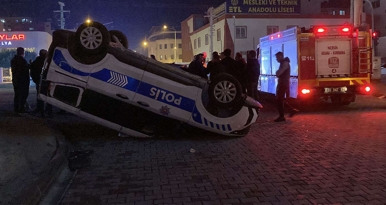 Kaza ucuz atlatıldı: Otomobilin çarptığı polis aracı ters döndü