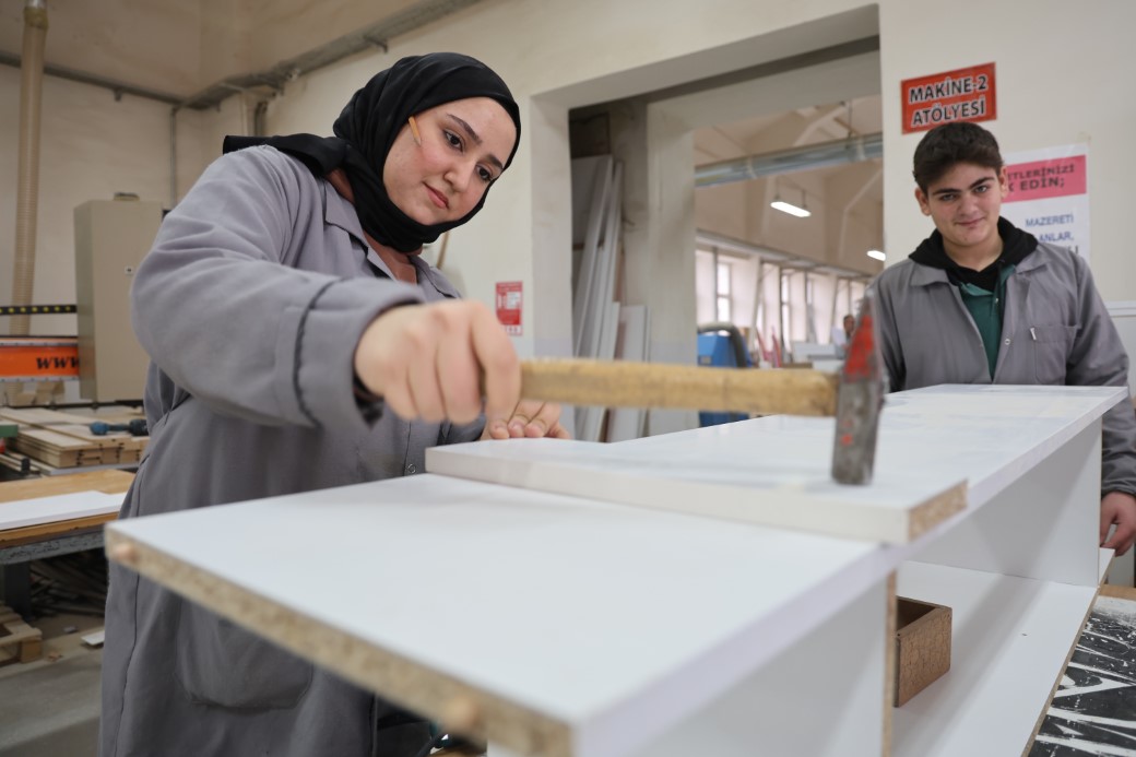 Mobilya bölümünün tek kız  öğrencisi: Kulağında kalem elinde çekiç, erkeklere taş çıkartıyor