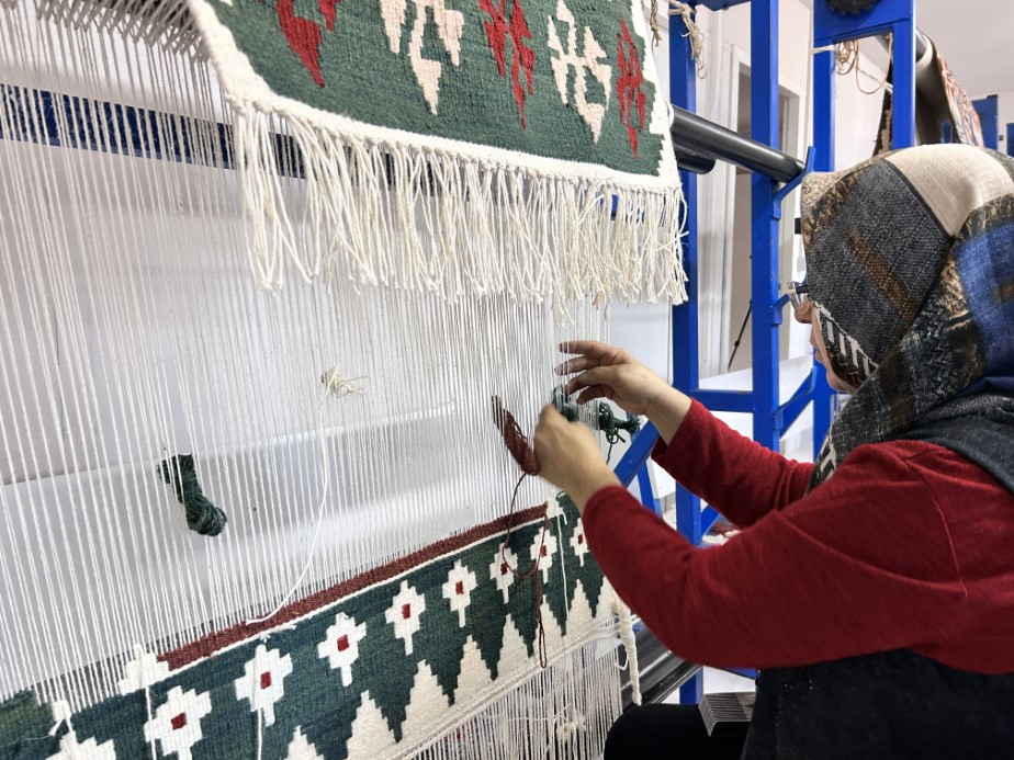 Depremzede kadınlar ilmik ilmik işledikleri Türk motifli halı ve kilimleri Japonya’ya satılıyor