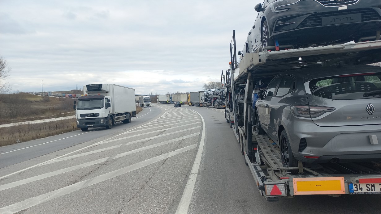 Soğuk havada tır kuyruğu 30 kilometreyi geçti