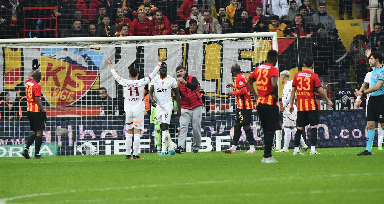 Kayserispor - Galatasaray maçında taraftar sahaya girdi