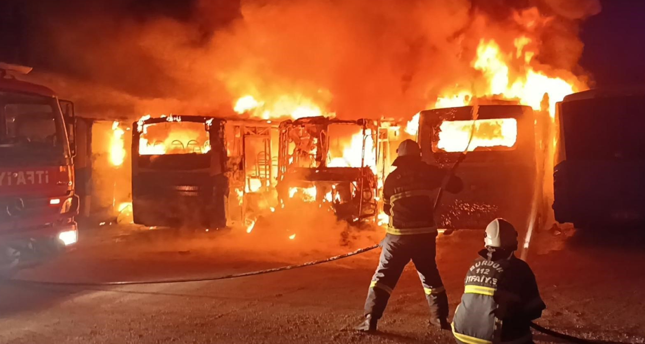 Burdur’da feci yangın: 5 halk otobüsü alev alev yanarak hurdaya döndü