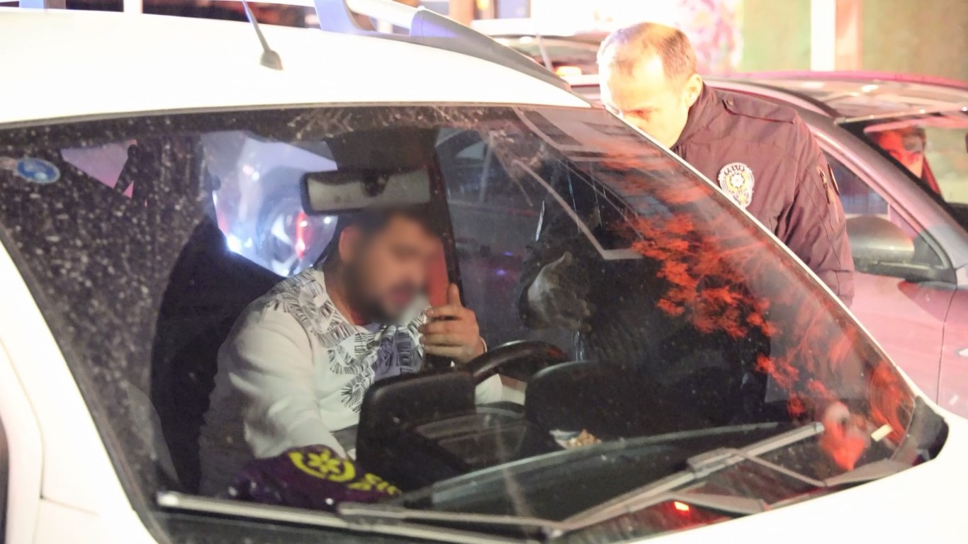 Kendini araca kilitleyen alkollü sürücüyle polisin imtihanı ecel teri döktürdü