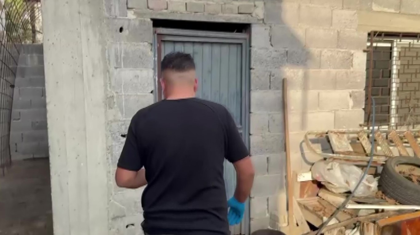 Adana’da ev baskında bin 50 litre kaçak alkol ele geçirildi