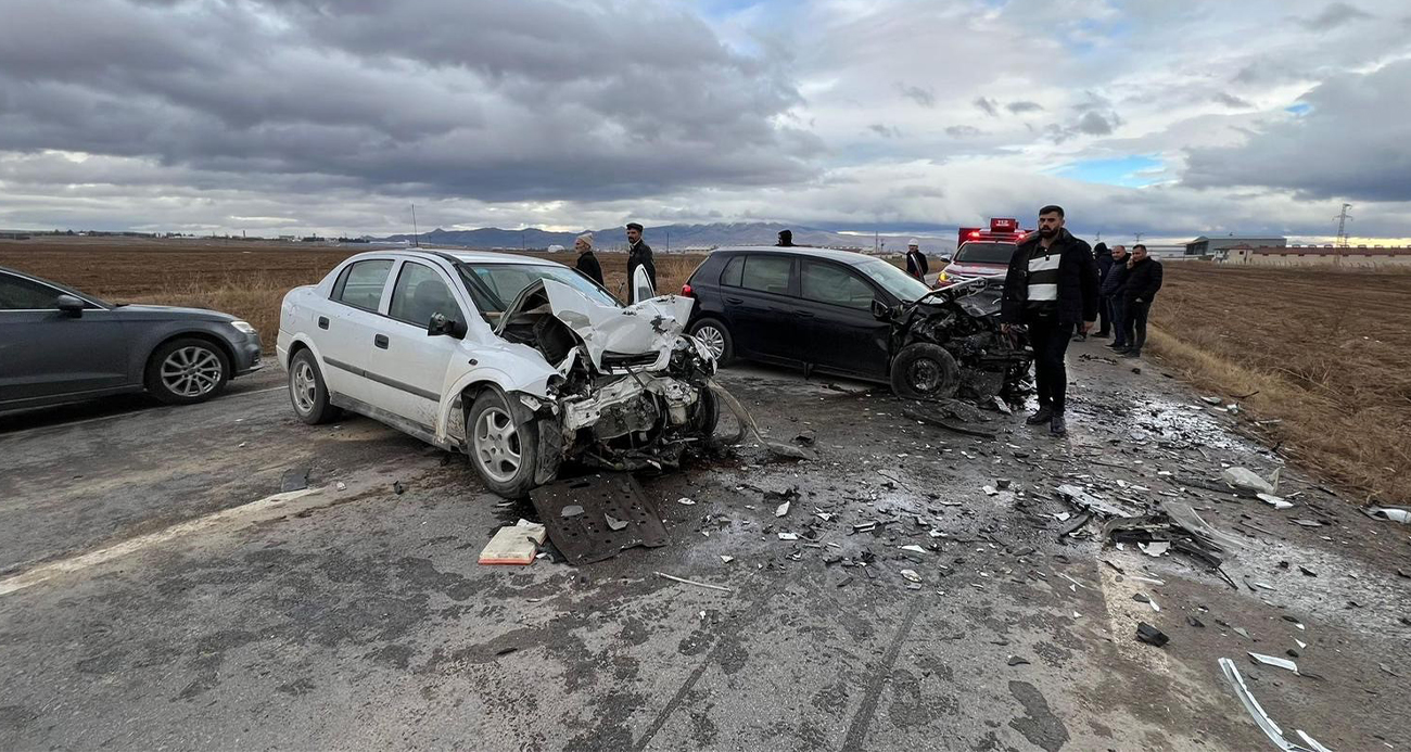 Otomobillerin kafa kafaya çarpıştığı kazada yaşlı çift hayatını kaybetti