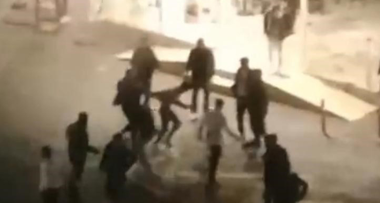 Tekme tokat birbirine girdiler: O anlar kamerada