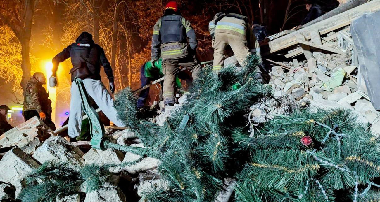 Rus güçlerinin Ukrayna'nın orta kesimindeki Kryvyi Rih kentinde bir apartmana düzenlediği saldırıda, 1 kişi hayatını kaybederken, 14 kişi yaralandı.